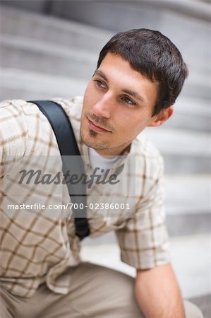 Mann sitzt auf der Treppe in der City, San Francisco, Kalifornien, USA