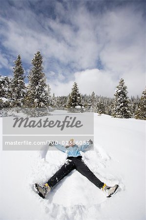 Femme faire des anges de neige, Breckenridge, Colorado, USA