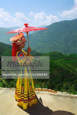 Femme portant des costumes autochtones, Ping, un Village de Longsheng, Chine