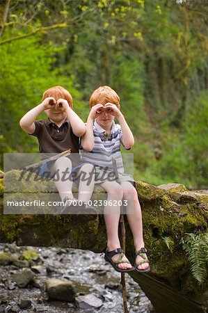 Jungen auf der Suche durch die Finger, Portland, Oregon, USA