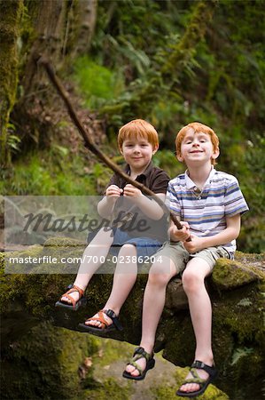Jungen in Wald, Portland, Oregon, USA