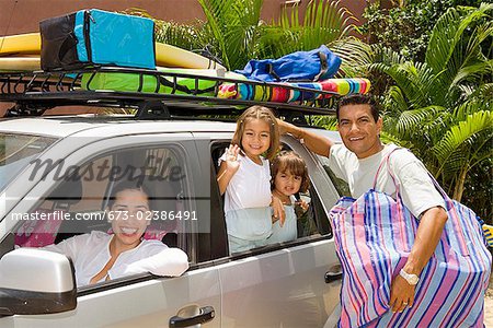 Porträt einer Familie, die Vorbereitung für den Urlaub