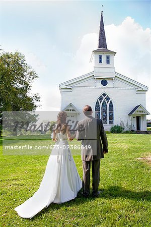 Frisch verheirateten Paar stand vor einer Kirche, East Meredith, New York State, USA