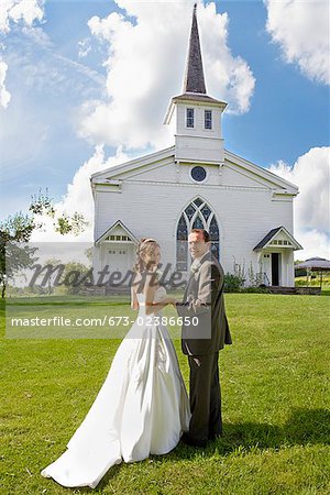 Debout de couple de jeunes mariés devant une église, East Meredith, New York State, États-Unis