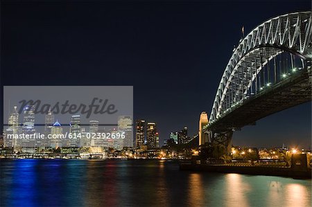Sydney Harbour Bridge und die Skyline bei Nacht