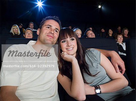 Un couple de regarder un film