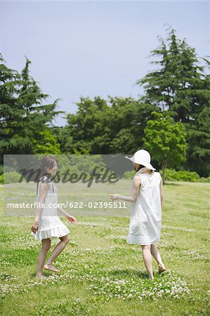 Zwei junge Frauen walking im park