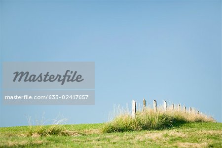 Clôture se terminant dans le milieu de terrain