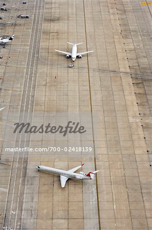 Flugzeuge auf der Landebahn, Hartsfield-Jackson International Airport, Atlanta, Georgia, USA
