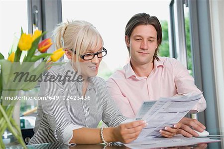 Couple travaillant à la maison