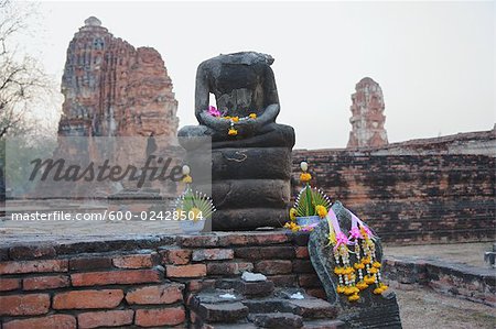 Alte Strukturen und Buddha-Statue, Ayutthaya, Thailand