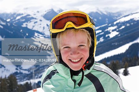 Portrait de skieur sur la colline