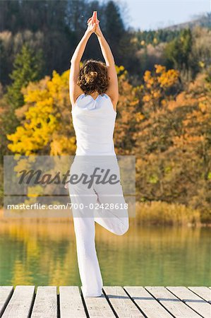 Femme à pratiquer le Yoga sur le quai, Fuschlsee, Salzkammergut, Salzbourg, Autriche