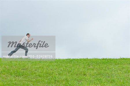 Mann läuft über Feld, Salzburger Land, Österreich