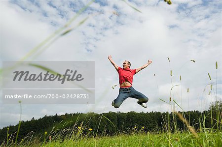 Homme sautant de joie