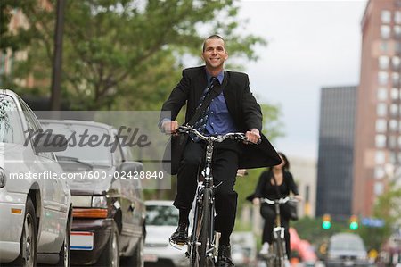 Homme d'affaires vélo au travail