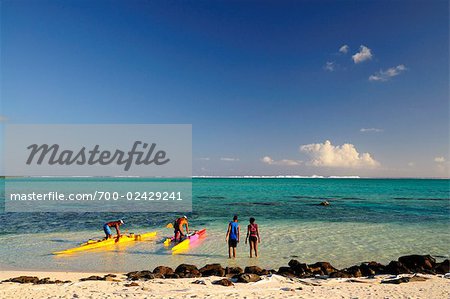 Menschen am Strand von Bora Bora, Gesellschaftsinseln, Französisch-Polynesien-Südsee