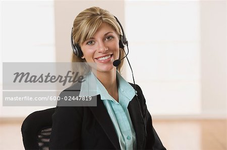 Portrait der geschäftsfrau im Büro am Headset sprechen