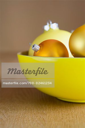 Boules de Noël dans un bol