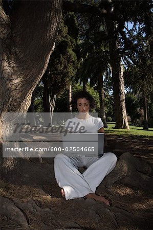 Frau mit Laptop-Computer im Park, Rom, Italien