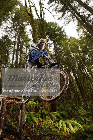Vélo de montagne, effectuant un Stunt, Blackrock Mountain Bike Park, près de Salem, Oregon, Etats-Unis