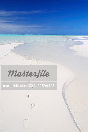 Empreintes dans le sable sur la plage, île de la lune de miel, Aitutaki Lagoon, Aitutaki, îles Cook