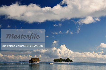 Hütte am Pier, Raiatea, Französisch-Polynesien