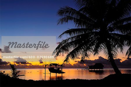 Bateau dans la rampe de mise à la tombée de la nuit, Raiatea, Polynésie française Bateau dans la rampe de mise à la tombée de la nuit, Raiatea, Polynésie française