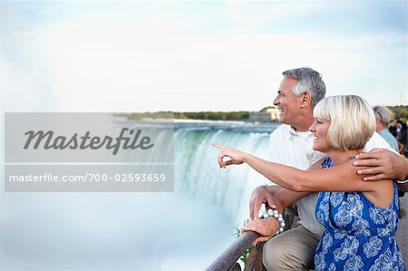 Paar in Niagara Falls, Ontario, Kanada
