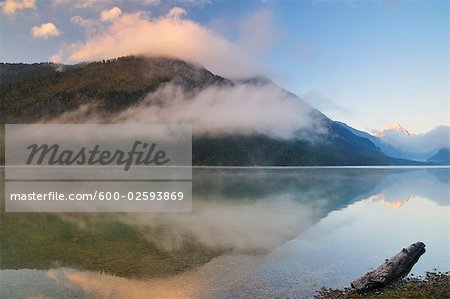 Misty lac dans les montagnes, Plansee, Reutte, Tyrol, Autriche