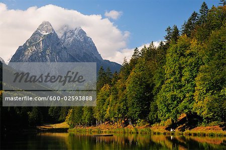 Berge von Lake Riessersee, Garmisch-Partenkirchen, Bayern, Deutschland