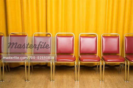 Chaises sur scène avec des rideaux jaunes