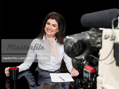 News-Moderatorin und Kamera