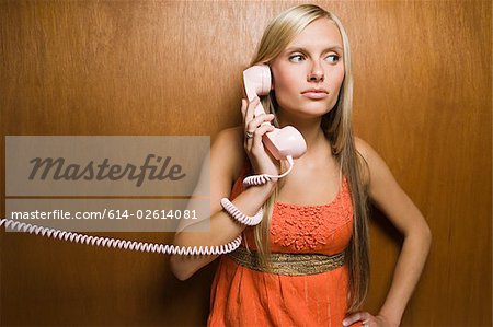 Jeune femme sur téléphone