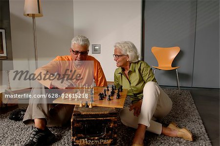 Senior couple jouant aux échecs