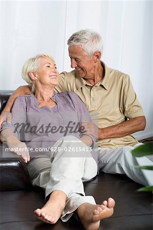 Senior couple assis sur le canapé