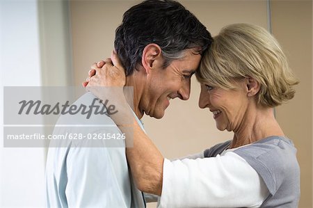 Couple tête à tête en souriant mutuellement