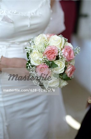 Frau in einem Brautkleid a Bunch of Flowers in ihrer Hand - Symbolik - Hochzeit halten