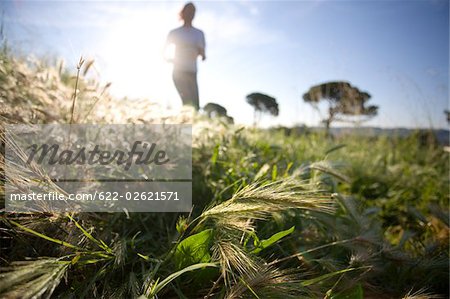 Fille de jogging dans la campagne