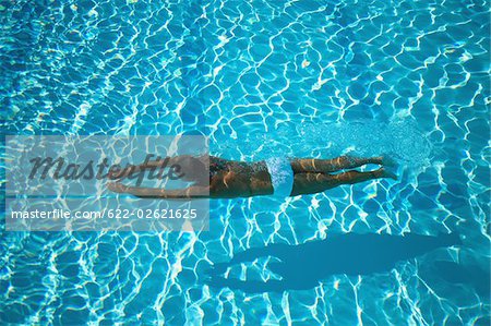 Mann Tauchen im Schwimmbad