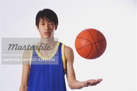 Jeune homme chinois de basket-ball