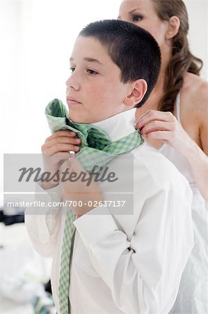Femme aider garçon avec cravate
