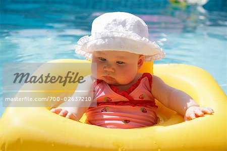 Bébé dans la piscine avec anneau gonflable