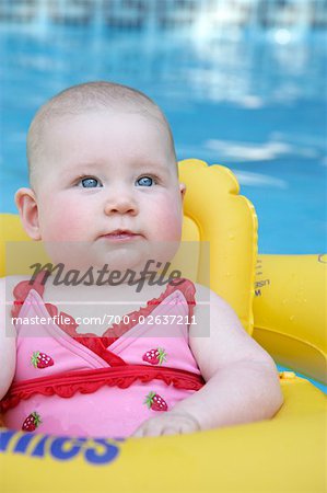 Bébé dans la piscine avec anneau gonflable