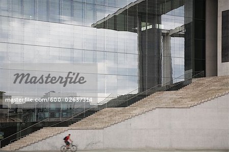 Personne faisant du vélo devant le Bundestag, Berlin, Allemagne