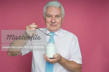L'homme mange yaourt