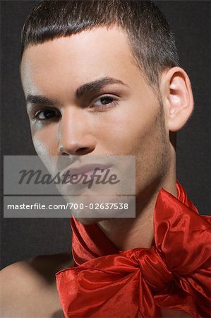 Porträt des Mannes mit roten Schleife um den Hals