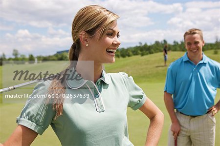 Couple sur le parcours de Golf