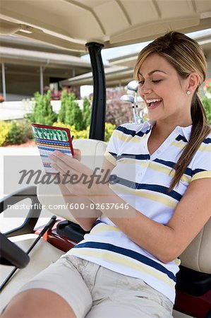 Femme avec carte de pointage en voiturette de Golf, Burlington, Ontario, Canada