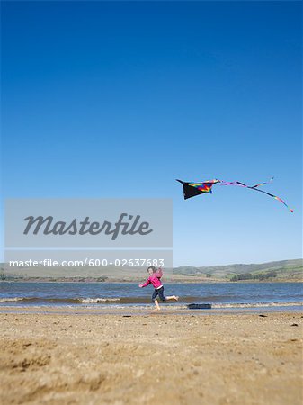 Kite Flying fille sur la plage